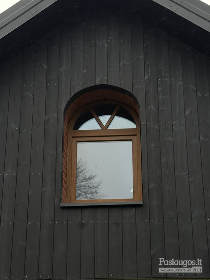 Juodas metalinio lentos fasadas su arkiniu mediniu langu – modernus dizainas