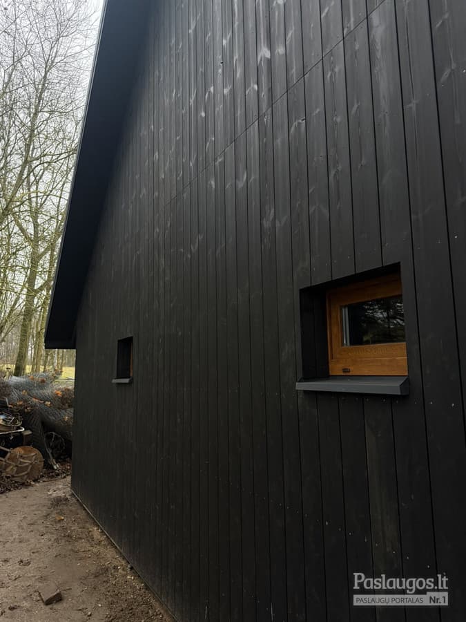 Juodo medžio efekto metalinė fasado apdaila – nedidelis langas su mediniu rėmu