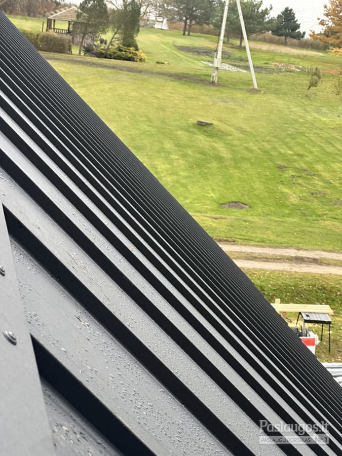 Skardinio stogo krašto ir latako detalė – tamsus metalas, lygus montavimas