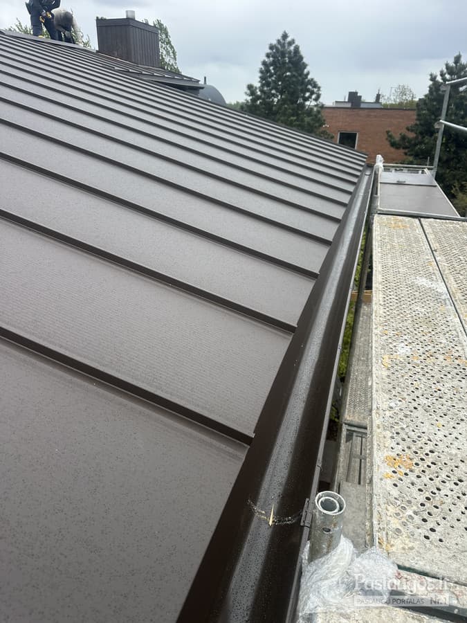Naujas latakų sistema ant skardinio stogo – tamsiai rudas metalas, profesionalus montavimas