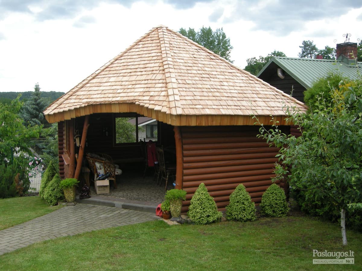 Medinė altana su kedro čerpėmis – dar kartą pilnas vaizdas sodyboje