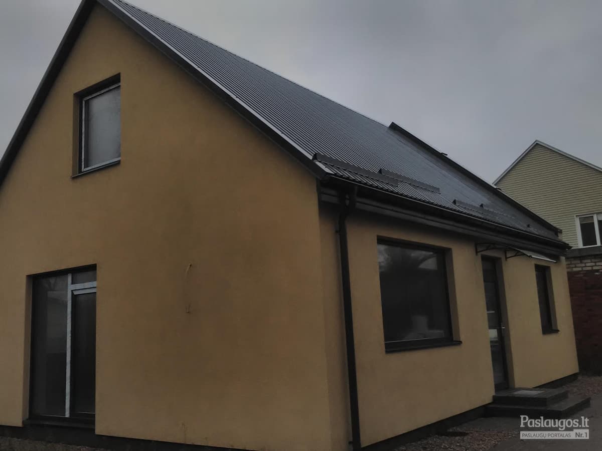 Pilkas skardinis stogas ant privataus namo – skardinė danga su stačiu šlaitu