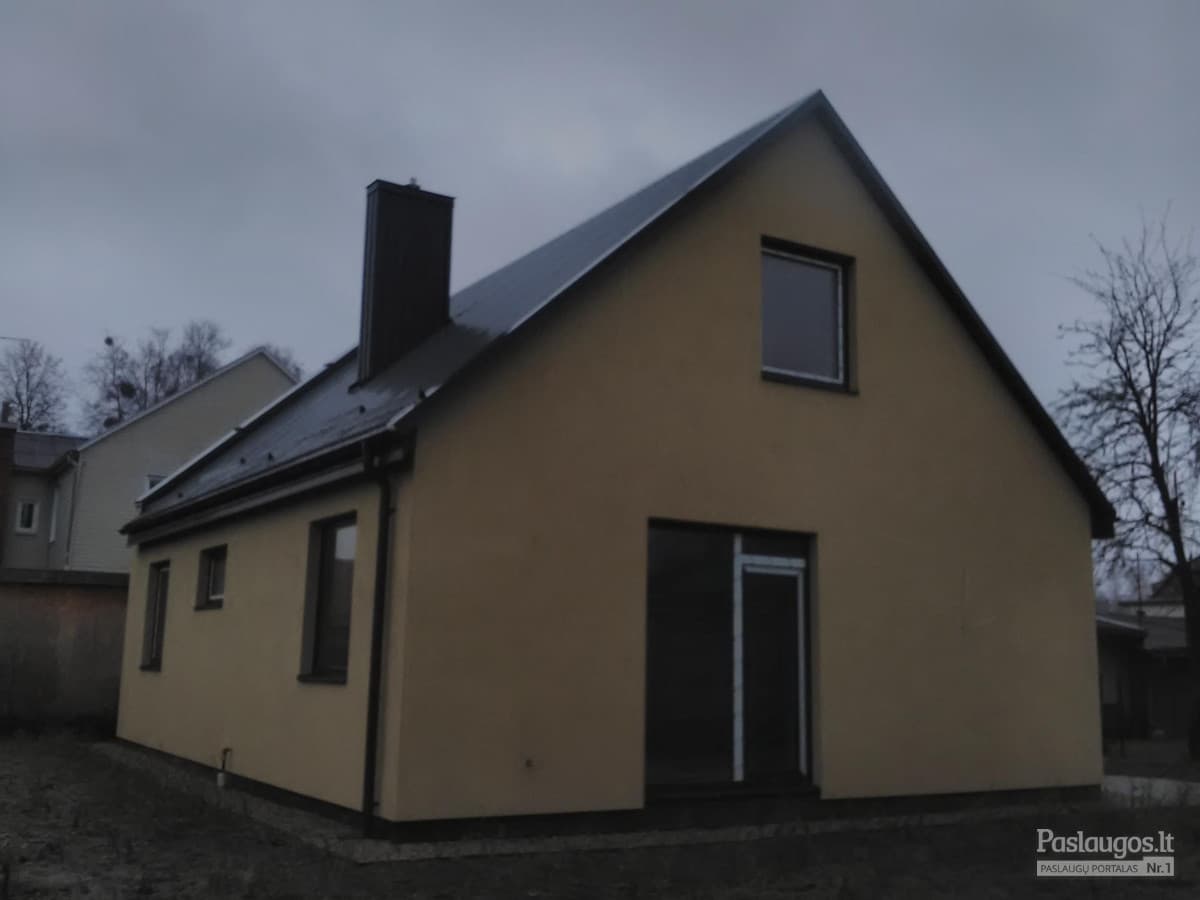 Modernus namas su nauju skardiniu stogu – geltonos sienos, pilka danga