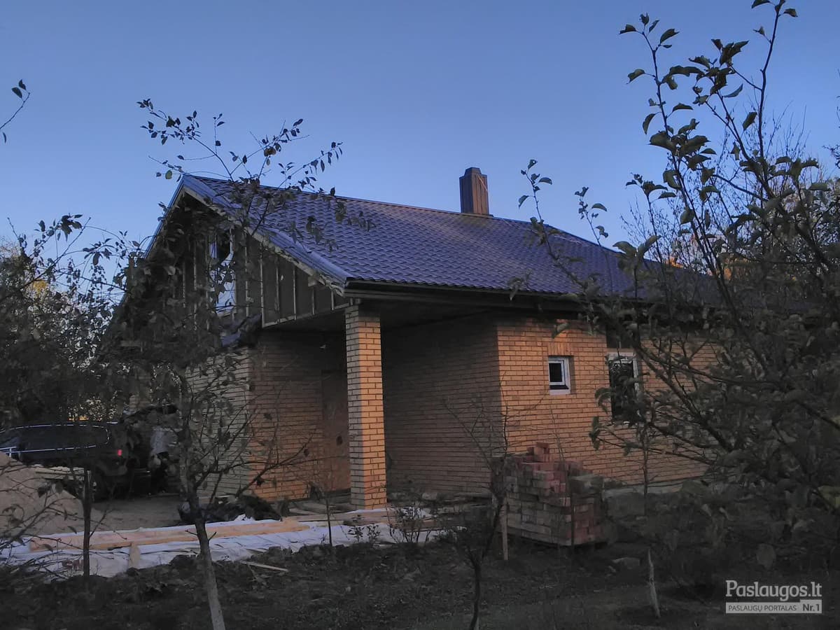 Privatus namas su nauju skardiniu stogu – rudens apšvietimas