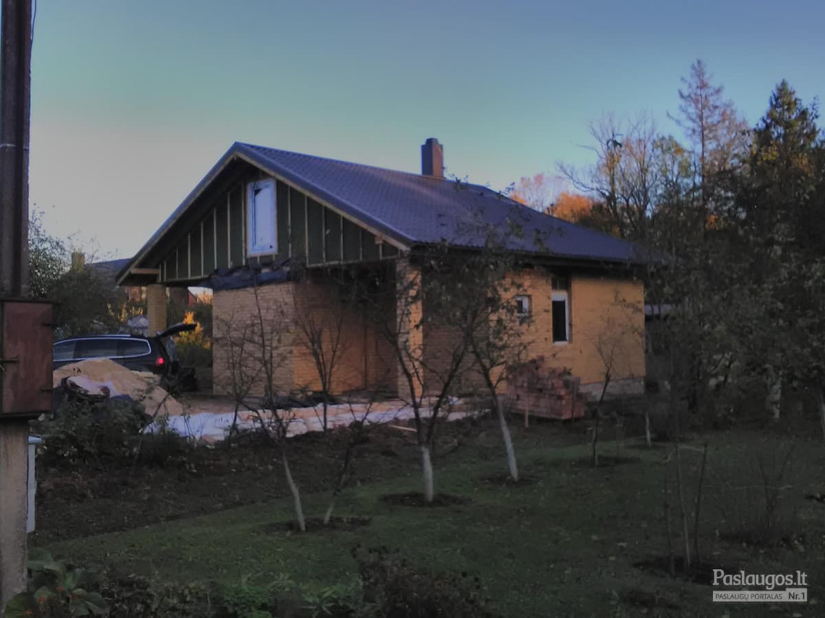 Mūrinis namas su nauja skardinė danga – pilkos spalvos šlaitinis stogas