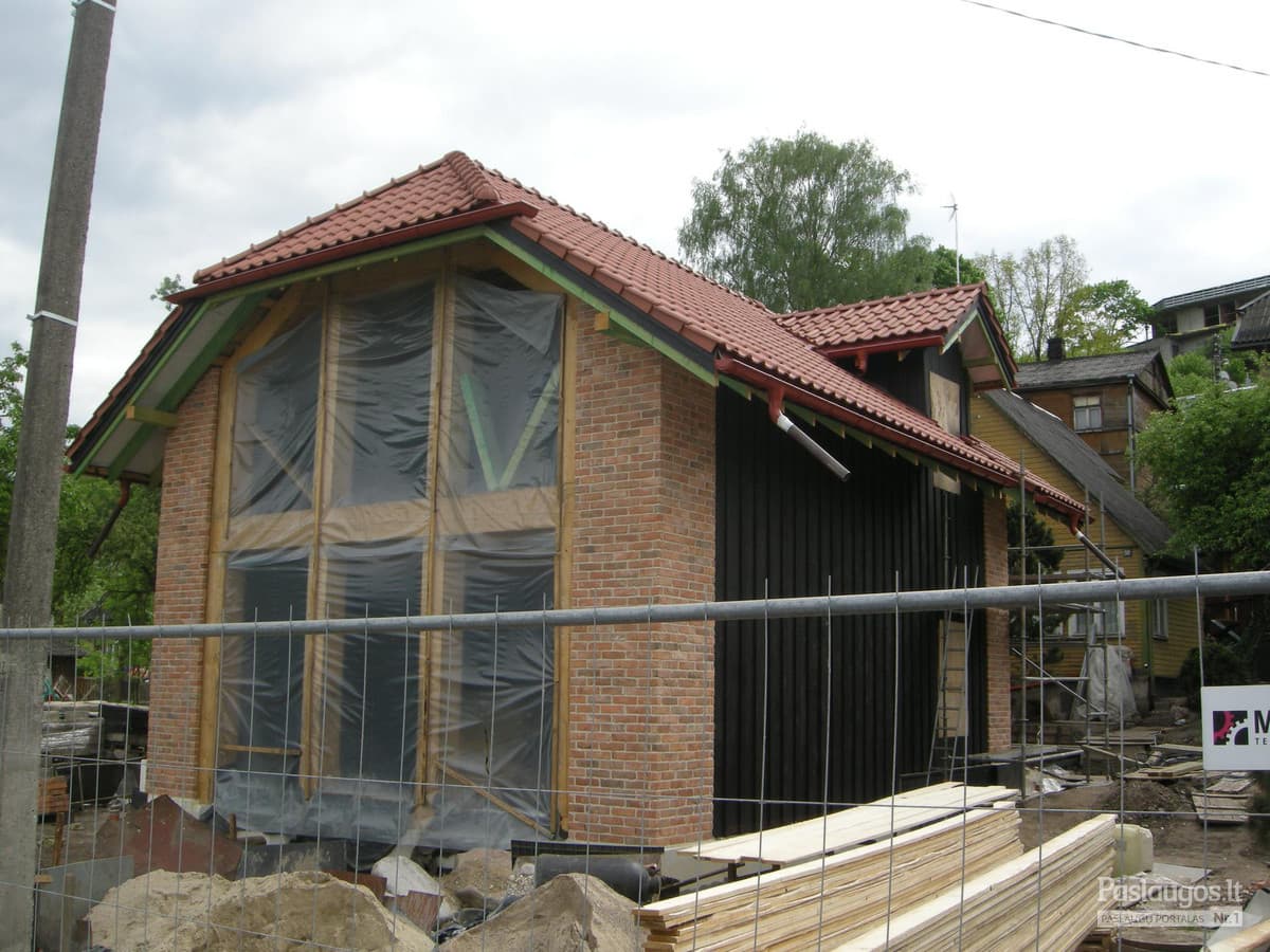 Naujos statybos mūrinis namas – raudonų čerpių stogas montavimo stadijoje