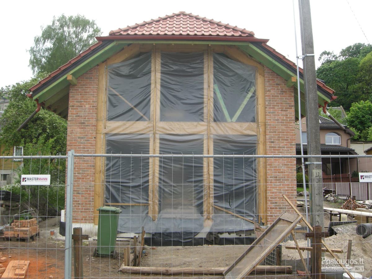 Naujos statybos namas su raudonomis čerpėmis – priekinės fasado vaizdas be langų