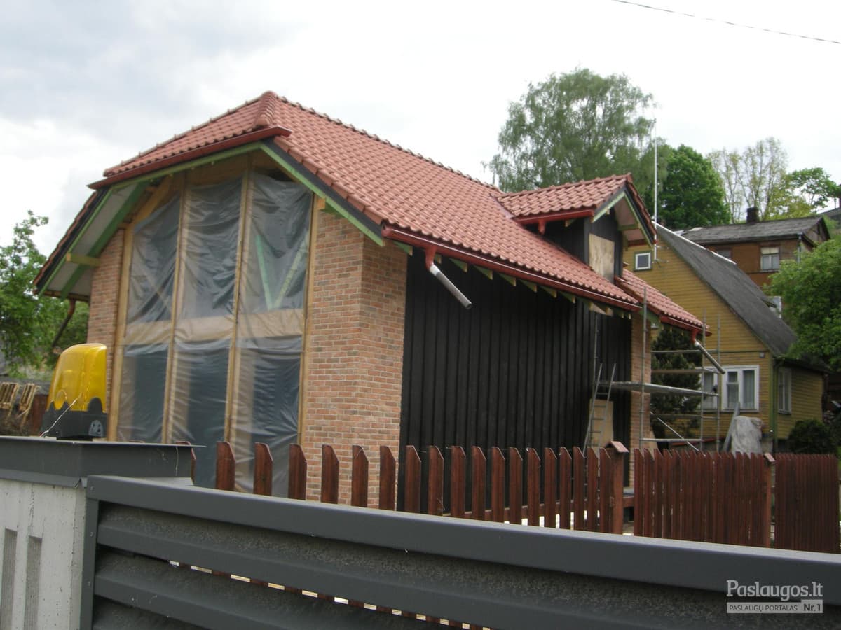 Naujos statybos mūrinis namas su keraminėmis čerpėmis – statybvietė aplinkui
