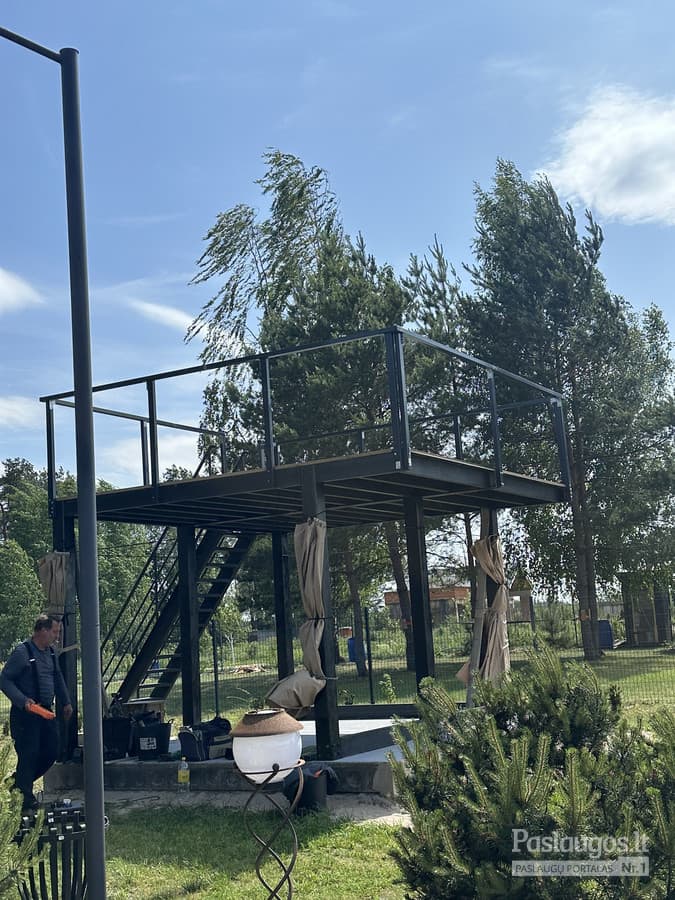 Dviejų aukštų plieno karkaso paviljonas – statyba vyksta, žmonės šalia