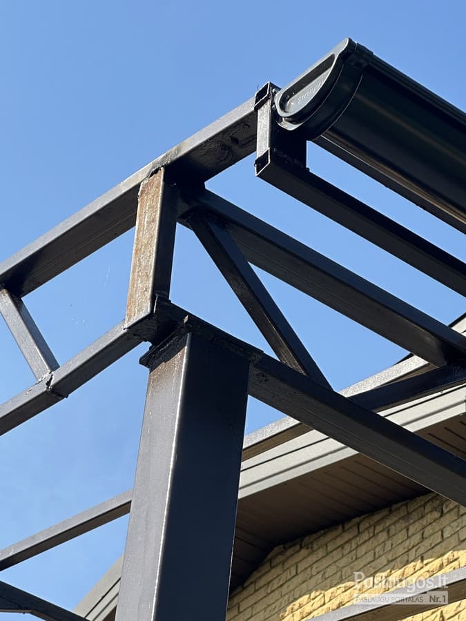 Plieno karkaso pergola su latakeliu – kampinis sujungimas iš arti