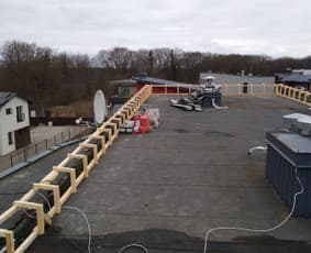 Daugiabutis plokščio stogo renovacija – naujas medinis karkasas ir ventiliacijos elementai