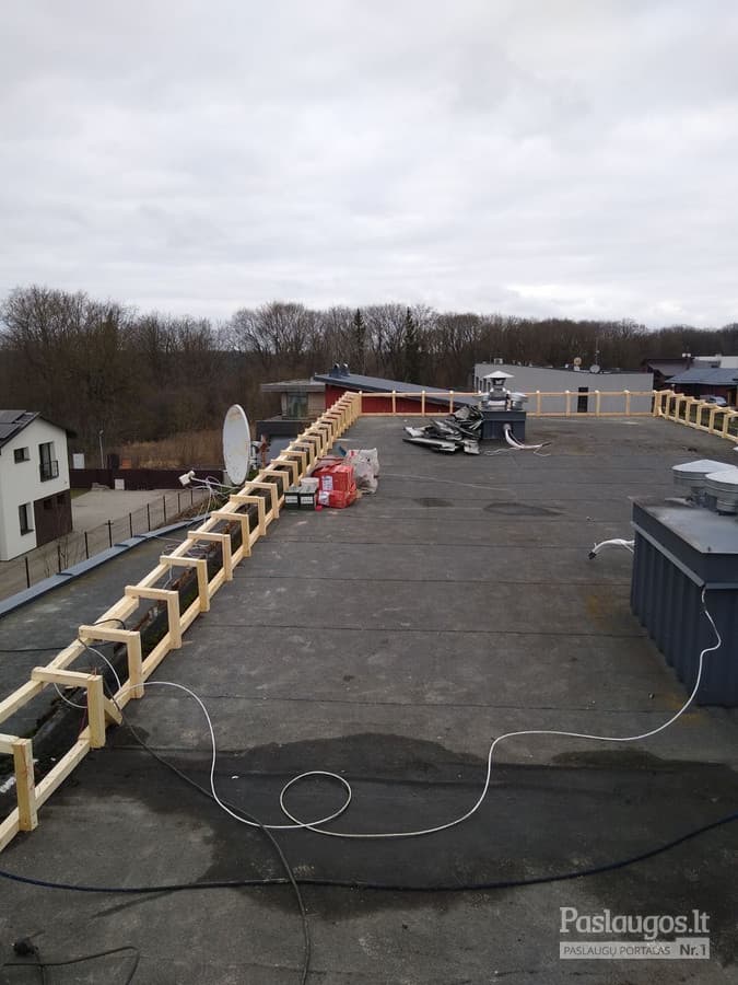 Plokščio stogo renovacija – panoraminis vaizdas su kaminais ir mediniu karkasu