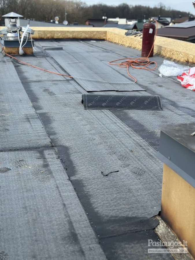 Plokščio stogo bituminė danga – naujos membranos klojimas su ventiliacijos angomis