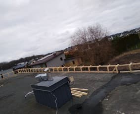 Plokščio stogo renovacija – tolimas vaizdas, ventiliacijos blokas ir karkasas