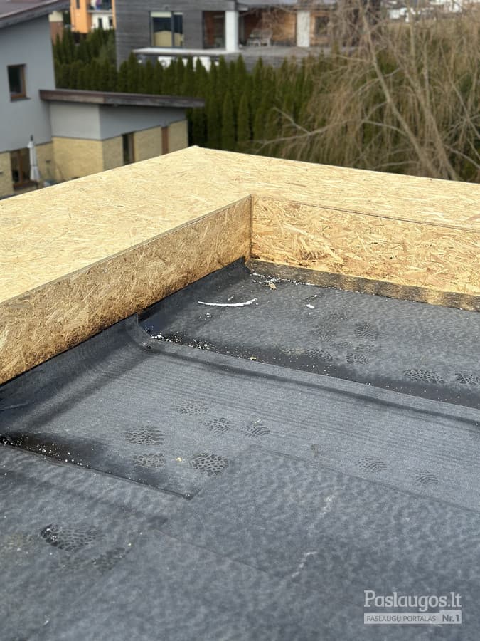 Plokščio stogo OSB pagrindas ir bituminės membranos klojimas – darbo procesas