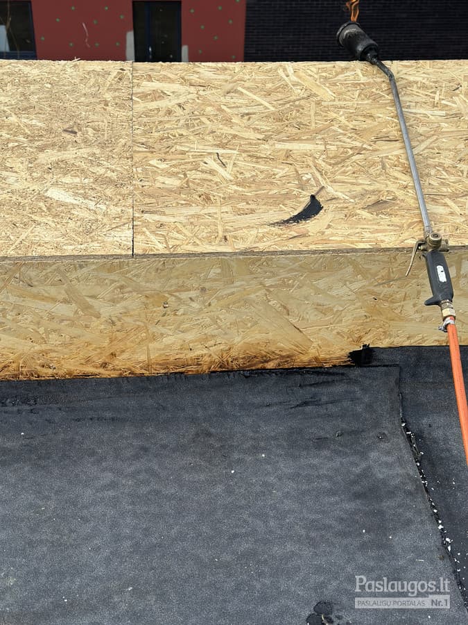 Bituminės membranos prilydinimas degikliu – plokščio stogo hidroizoliacija
