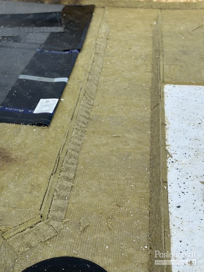 Akmens vatos izoliacijos klojimas ant plokščio stogo – pirmi sluoksniai