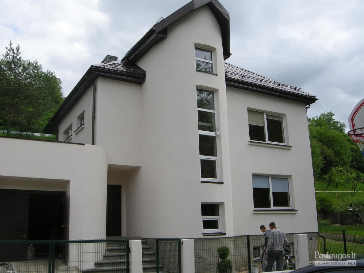 Balta vila su smailiu bokšteliu ir tamsiu čerpių stogu – elegantiškas dizainas