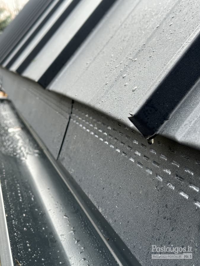 Skardinio stogo briaunos detalė lietaus metu – valytas metalas, tvirtinimo vinys