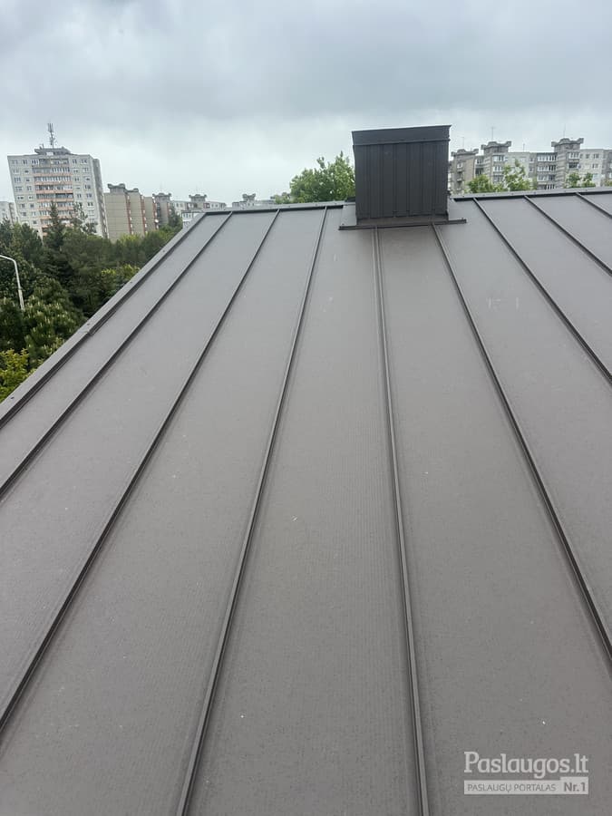 Skardinis stogas ant daugiabučio – antracito skardos montavimas nuo kraigo