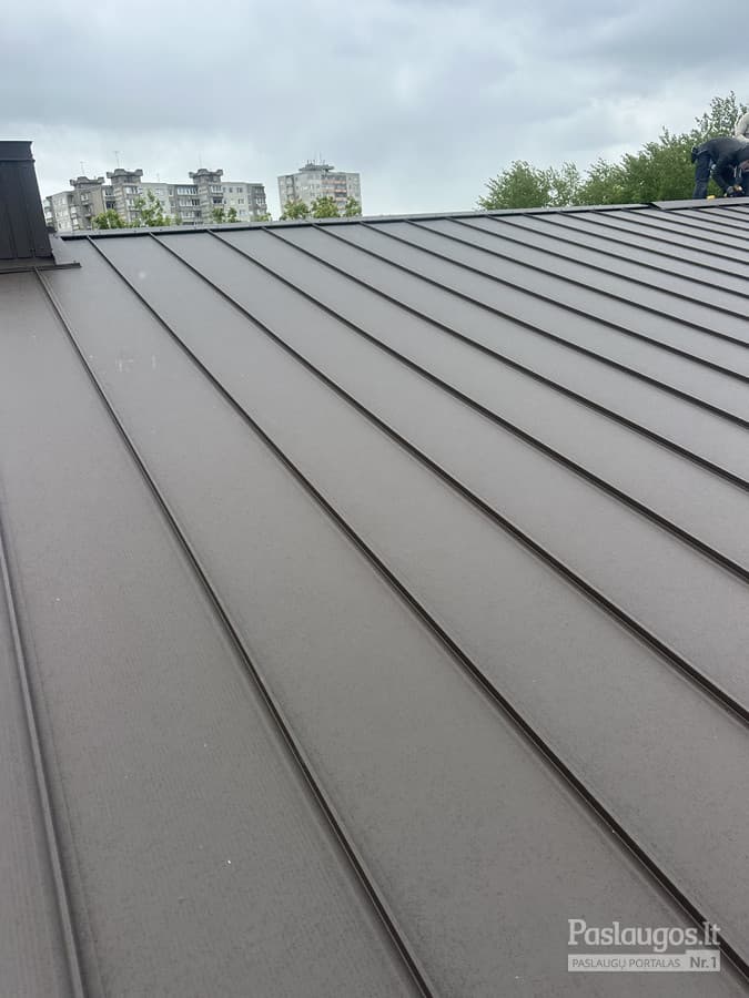 Naujas skardinis stogas daugiabučiam – darbai vyksta, tiesios eilutės