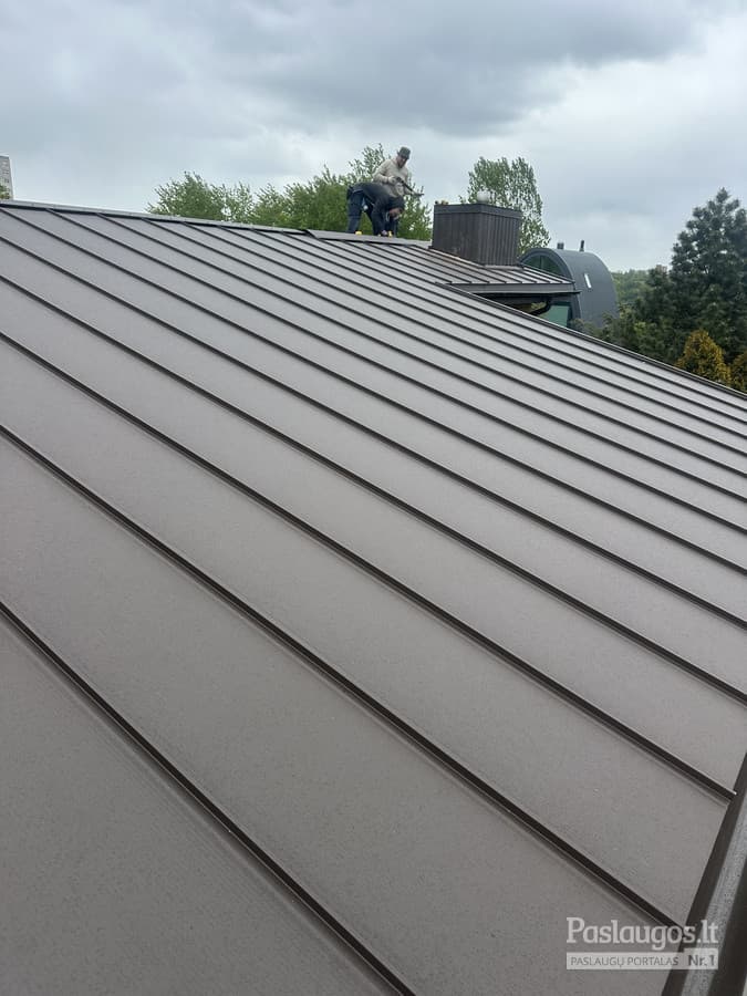 Pilkos antracito skardos dengimas – tiesios stovimos siūlės iš arti