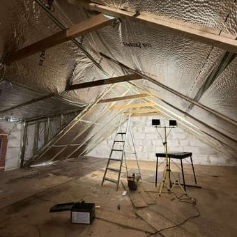 Mansardos šiltinimas aliuminio folija – visi rafteriai aptraukti, kopėčios centre