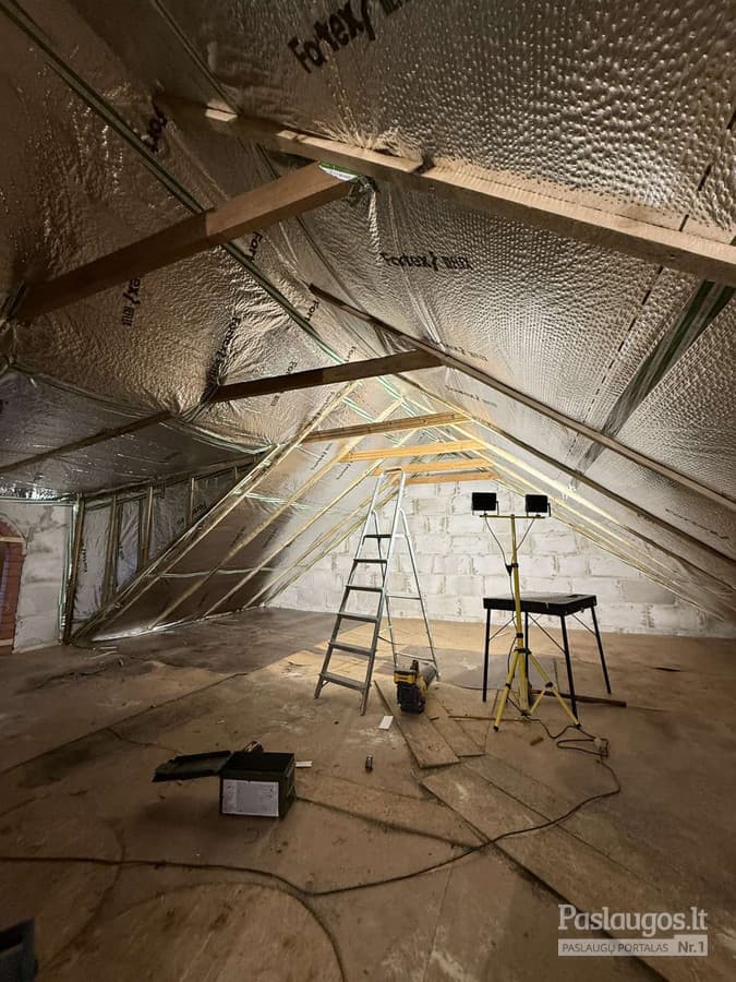 Mansardos šiltinimas folija – erdvi patalpa, apšvietimas darbų metu