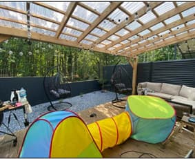 Medinė pergola statybos procese – karkasas jau su polikarbonato stogu