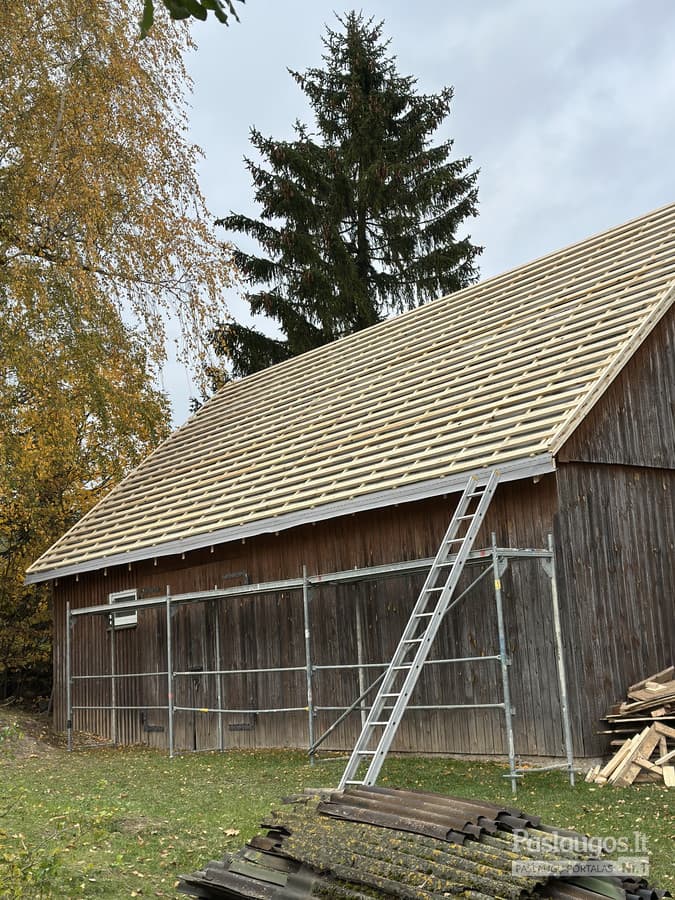 Renovuotas tvarto stogas – naujas tamsus skardinis stogas iš priešingos pusės